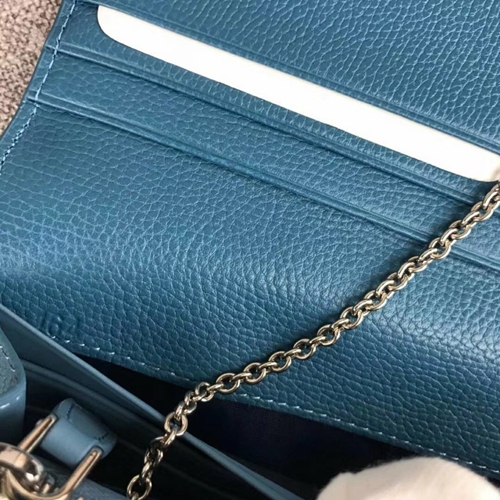 プラダ財布着用イメージ